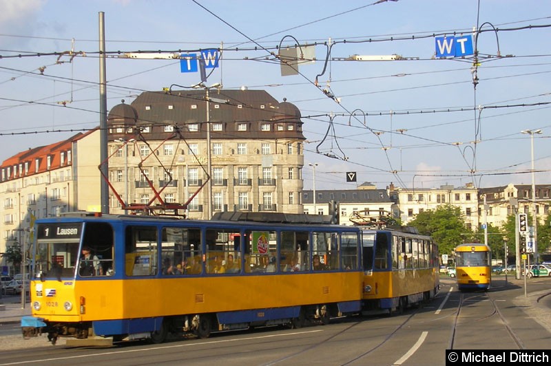 Bild: 1028 als Linie 1 vor der Haltestelle Hauptbahnhof.