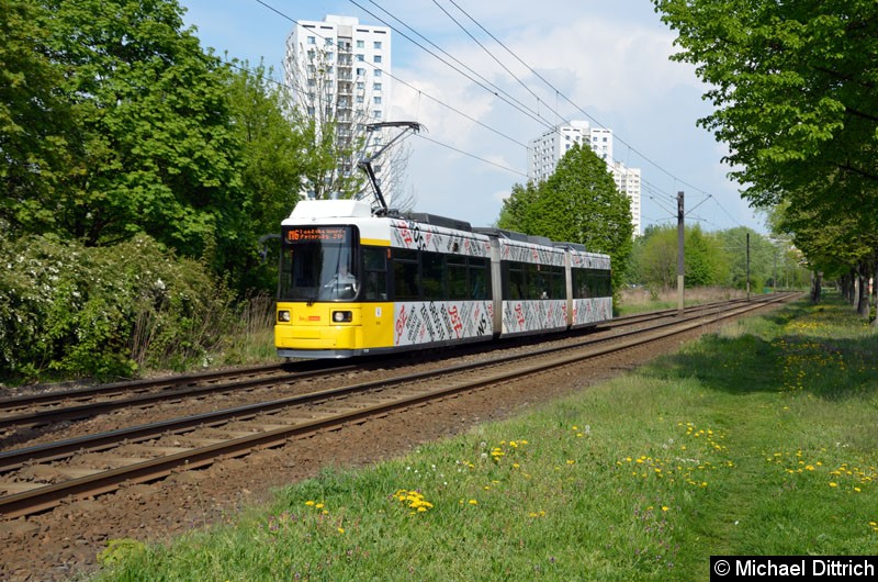 Bild: 1518 als Linie M6 kurz vor der Haltestelle Marzahner Prommenade.
