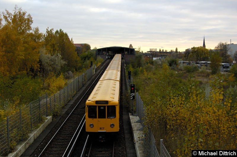 Bild: Am Ende des Zuges fährt Wagen 807 aus dem Tunnel raus um in den Bahnhof Mendelssohn-Bartholdy-Park einzufahren. 
Heute ist diese Aufnahme nicht mehr möglich.