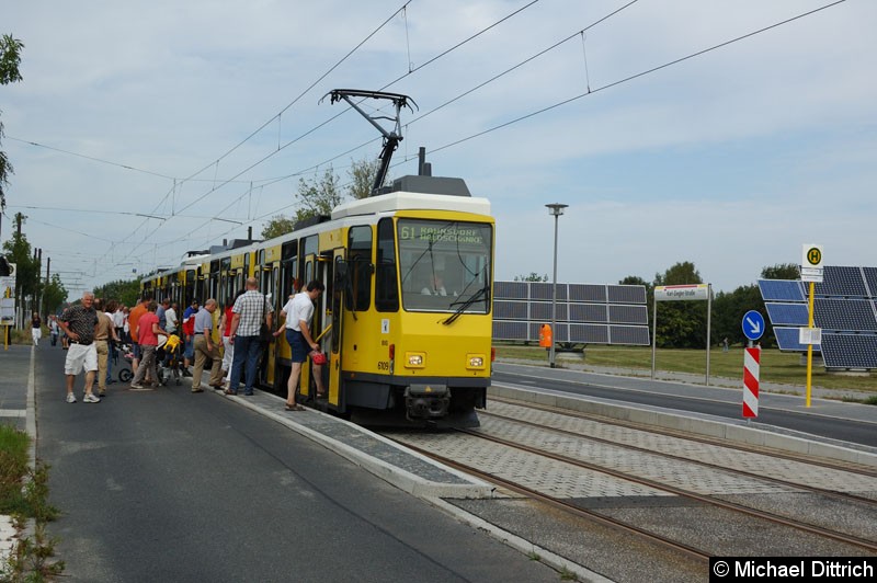 Bild: 6109 als Linie 61 wird in der Haltestelle Karl-Ziegler-Straße gestürmt.
