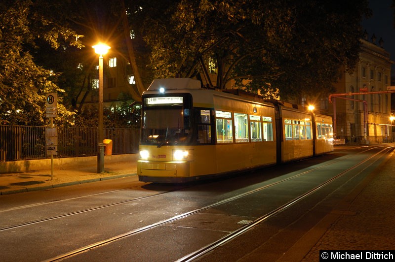 Bild: 1057 als Linie M1 in der Haltestelle Am Kupfergraben.