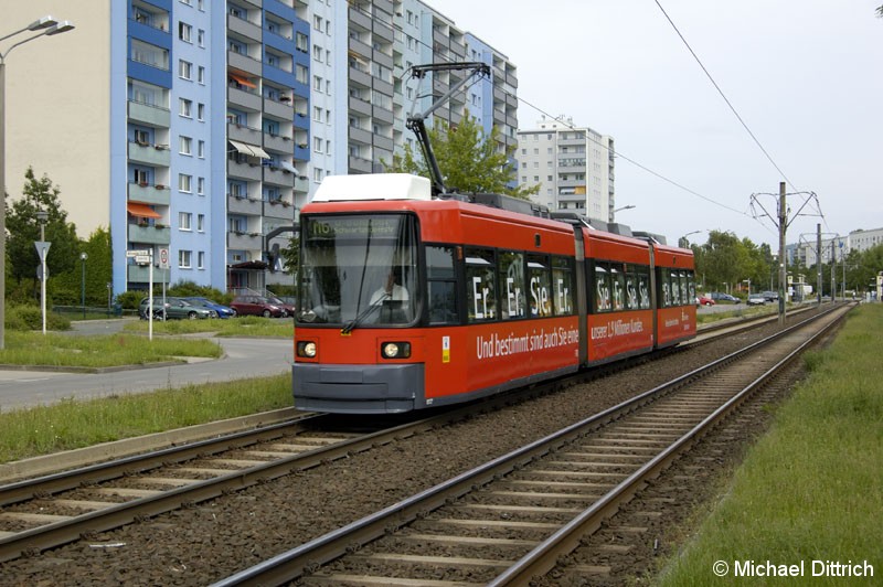 Bild: 1072 als Linie M6 vor der Haltestelle Alte Hellersdorfer Straße/Zossener Straße.