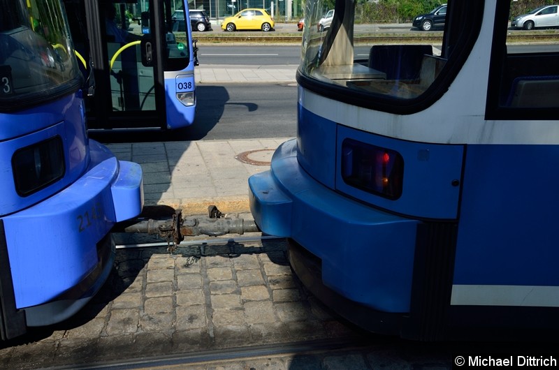 Bild: Blick auf die Kupplung der beiden Wagen.
Der 2143 (links im Bild) hatte sich den Bügel abgerissen und musste deswegen abgeschleppt werden.