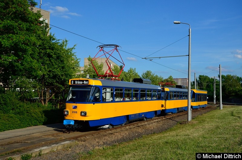Bild: 2105 + 2147 + 912 als Linie 8 an der Endstelle Grünau Nord.