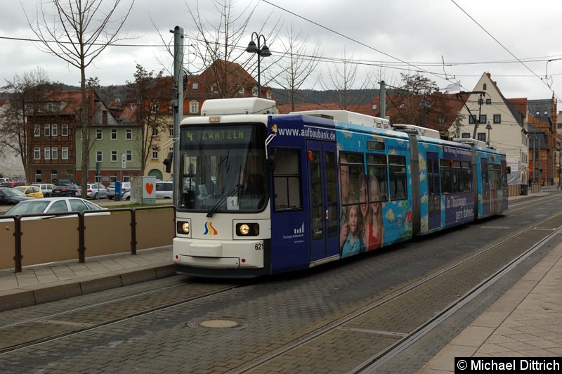 Bild: Wagen 621 als Linie 4 an der Haltestelle Universität.