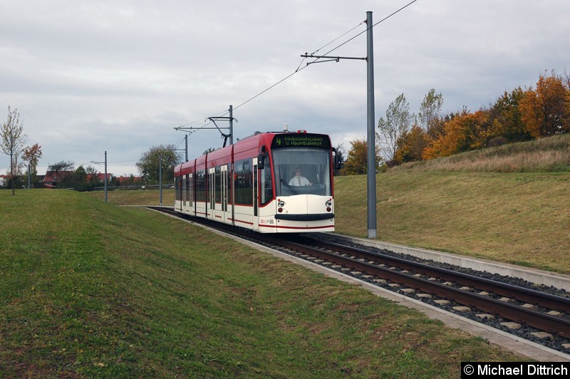 Bild: Combino 650 als Linie 4 kurz nach der Abfahrt in Bindersleben.