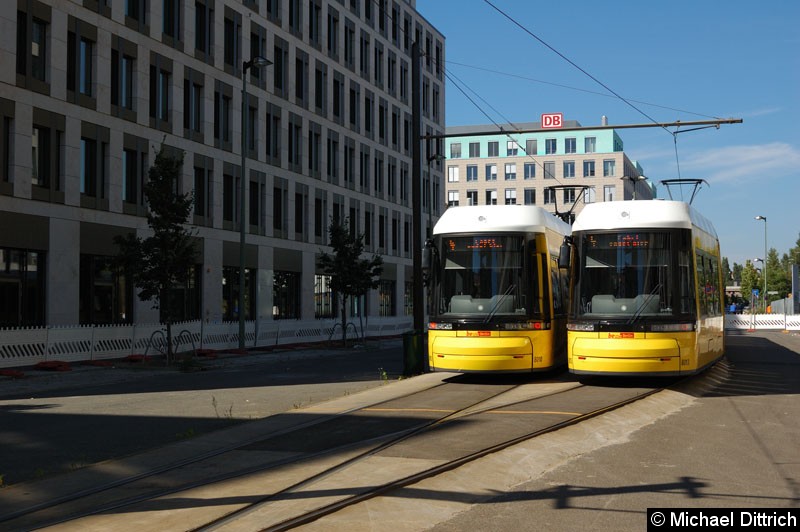 Bild: 8013 und 8010 als Linie M4 in der Wendestelle Nordbahnhof. Die M4 wurde wegen einer Demo hierher umgeleitet.