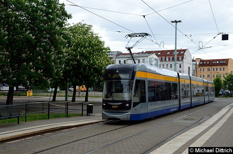 Bild: 1207 als Linie 11 an der Haltestelle Wilhelm-Liebknecht-Platz.