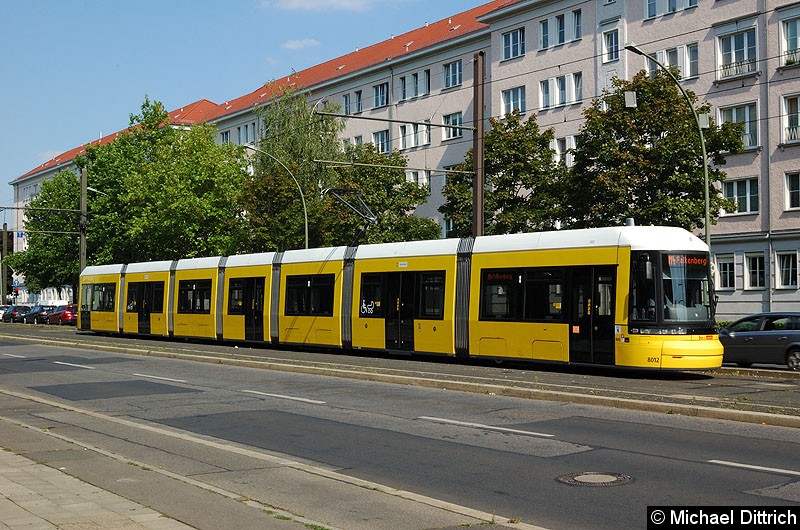 Bild: 8012 als Linie M4 in der Wendestelle Kniprodestr.