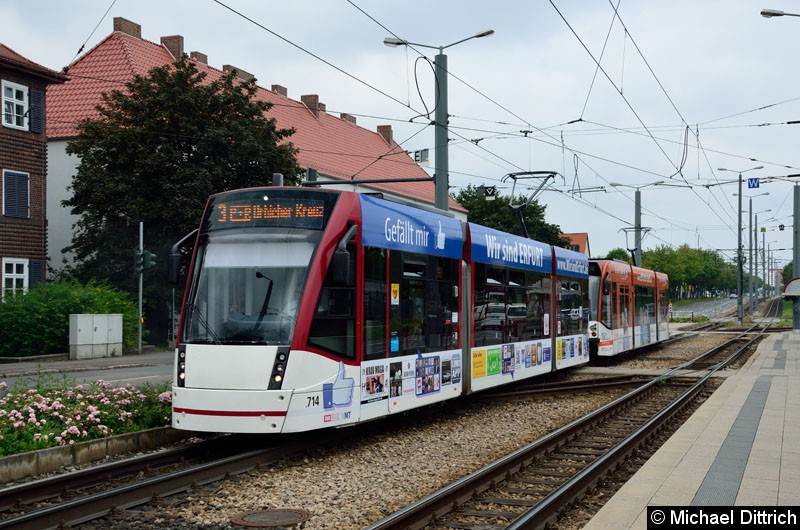 Bild: Combino 714 und 707 als Linie 3 beim Verlassen der Haltestelle Klinikum.