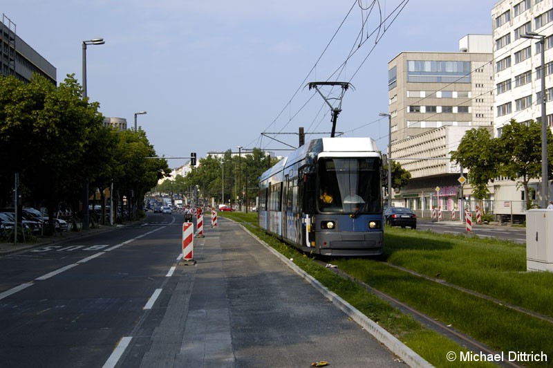 Bild: 2028 bei den Einweisungsfahrten zur neuen Endstelle S+U Alexanderplatz/Dircksenstraße.
Hier in der Karl-Liebknecht-Straße vor der Haltestelle Memhardstraße.