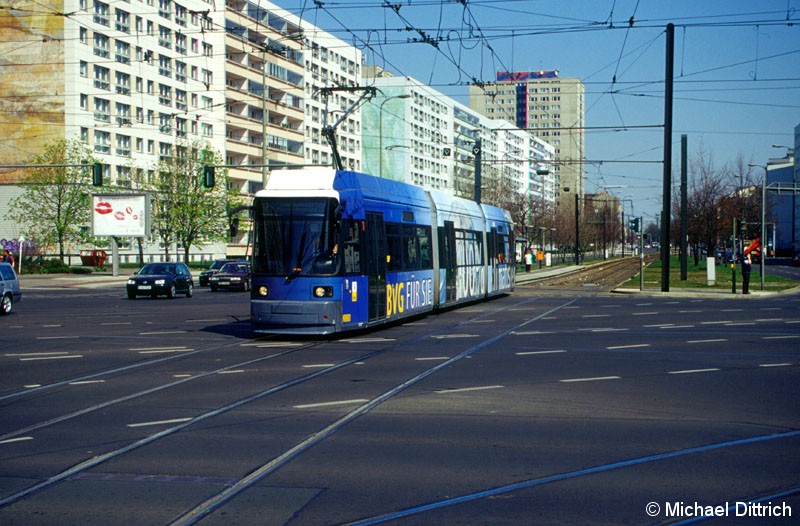 Bild: 2028 als Linie 2 auf der Kreuzung Mollstraße/Otto-Braun-Straße.