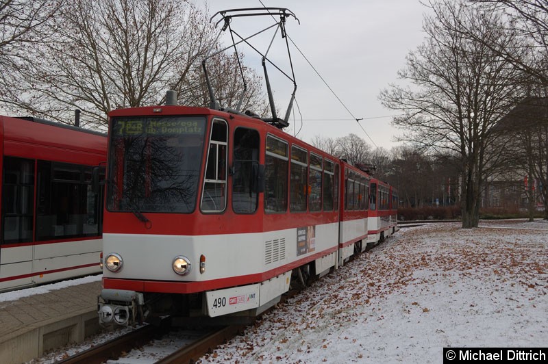 Bild: KT4D 490 und 450 als Linie 7 an der Haltestelle Thüringenhalle.