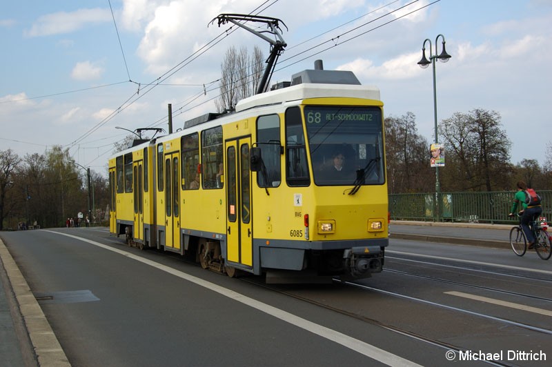 Bild: 6085 als Linie 68 auf der Dammbrücke.