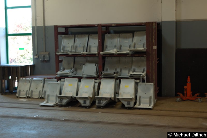 Bild: Das sind die Sitzschalen des Wagen 612, der sich zur Zeit in der Sanierung befindet.