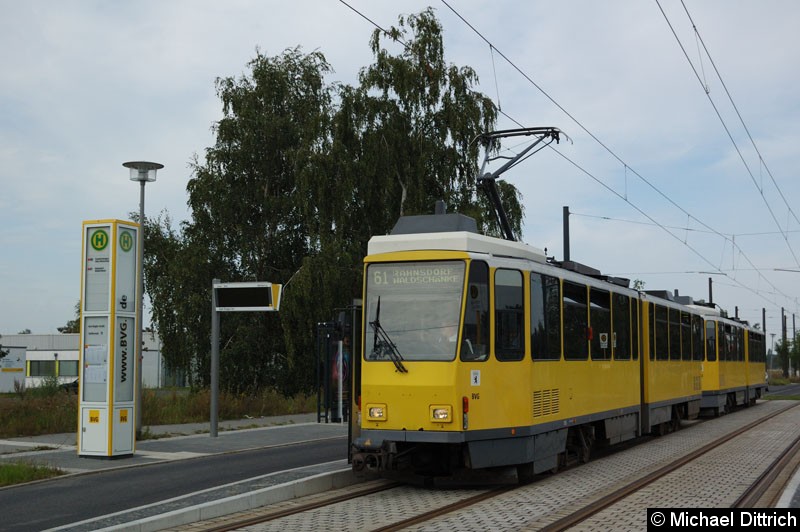 Bild: 6105 als Linie 61 in der Haltestelle Karl-Ziegler-Straße.