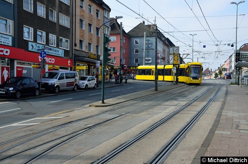 Bild: 8009 biegt als Linie 101 von der Helenenstraße in die Altendorfer Straße um zur Endstelle Helenenstraße zu fahren.