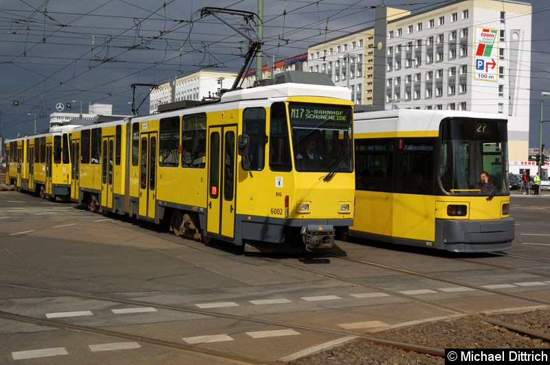 Bild: 6002 und 6019 als Linie M17 auf der Kreuzung Allee der Kosmonauten/Rhinstraße.
