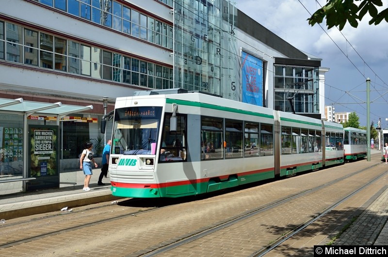 Bild: 1301 + 2204 als Linie 15 an der Haltestelle Opernplatz.