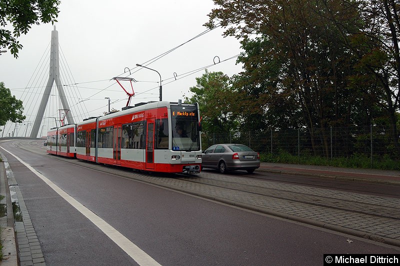 Bild: 694 + 692 als Linie E kurz vor der Haltestelle S-Bahnhof Steintorbrücke.
Diese Linie verkehrte anlässlich des Tag der offenen Tür.