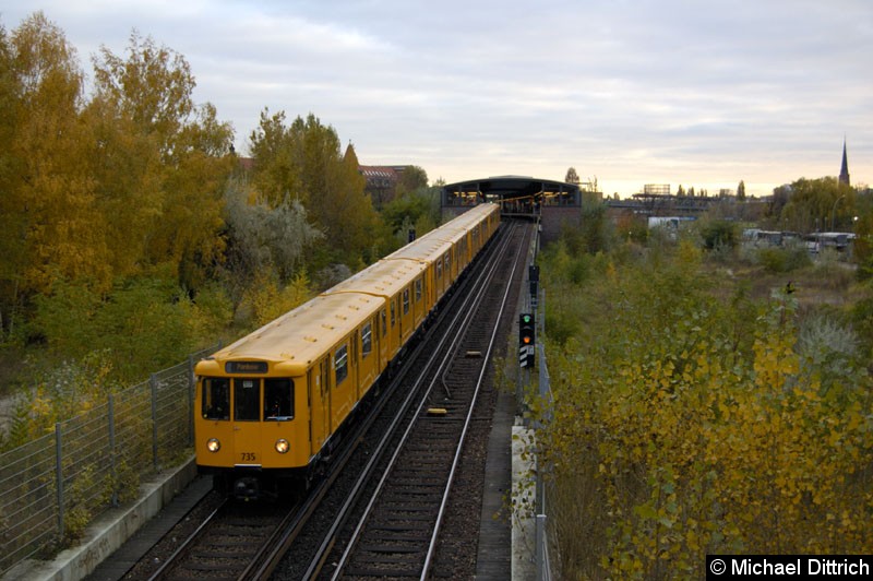 Bild: Geführt von 735 fährt dieser Zug kurz vor dem Bahnhof Potsdamer Platz in den Tunnel rein. 
Heute ist diese Aufnahme nicht mehr möglich.