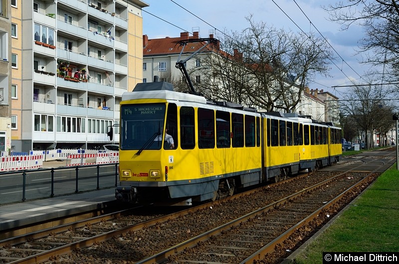 Bild: 6166 + 6083 als Linie M4 an der Haltestelle Arnswalder Platz.