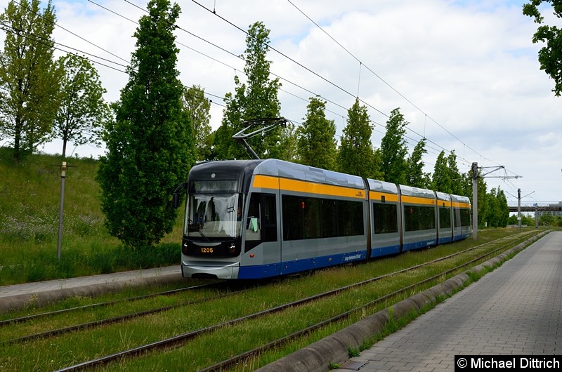 Bild: 1205 als Linie 16 zwischen den Haltestellen Messegelände und S-Bahnhof Messe.