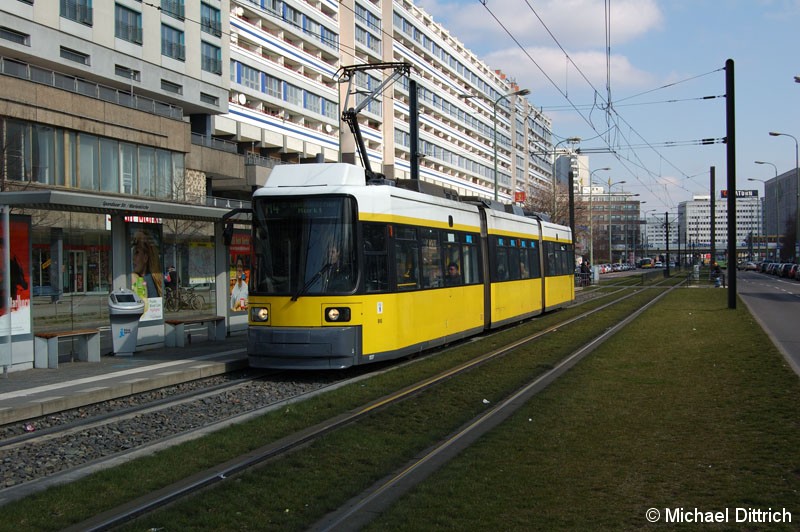 Bild: 1037 als Linie M4 an der Haltestelle Spandauer Straße/Marienkirche.