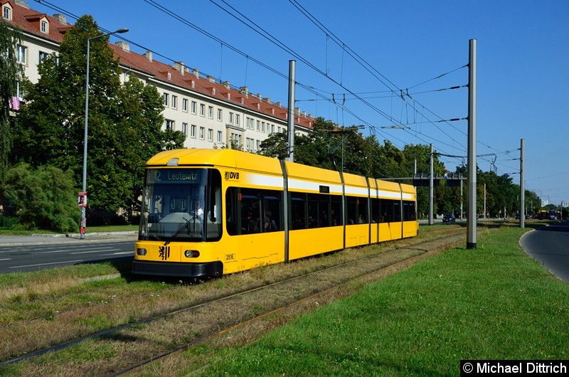 2516 als Linie 12 in der Grunaer Straße zwischen den Haltestellen Deutsches Hygiene-Museum und Pirnaischer Platz.