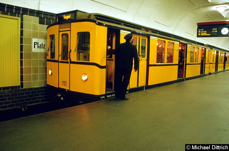 Bild: Museumszug 113 auf dem Bahnhof Platz der Luftbrücke.