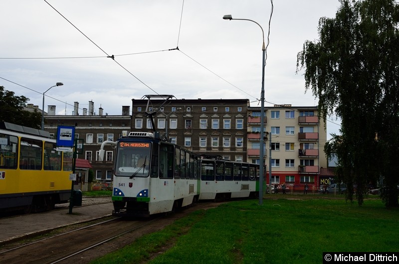 Bild: Wagen 541 und 542 als Linie 12 an der Haltestelle Pomorzany.