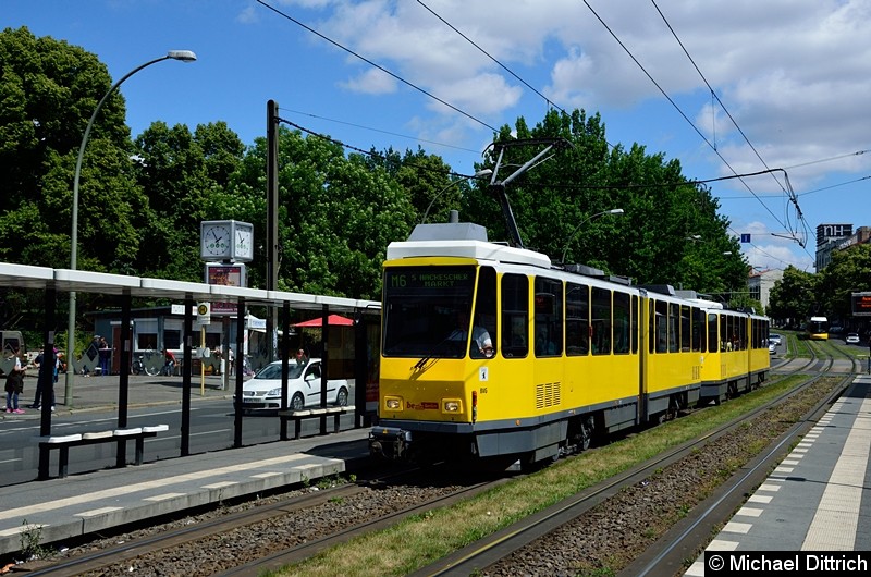 Bild: 6113 + 6072 als Linie M6 an der Haltestelle Platz der Vereinten Nationen.