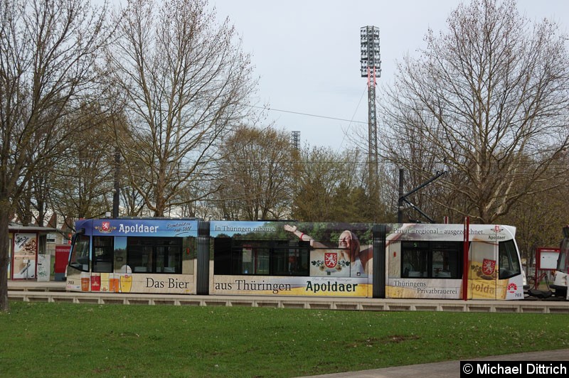 Bild: Combino 703 und 705 (nicht sichtbar) an der Haltestelle Thüringenhalle.