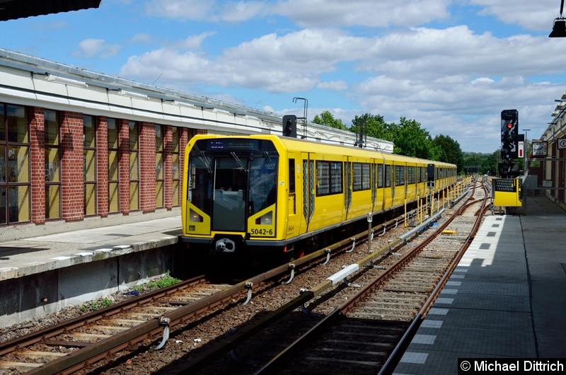 5042 als Linie U5 bei der Einfahrt in den Bahnhof Biesdorf.