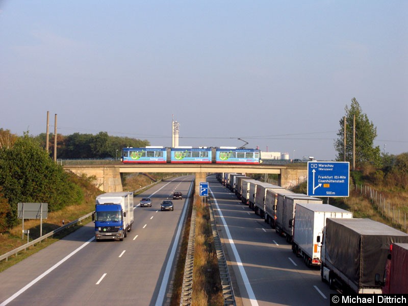 Bild: Während die Lkw auf der Autobahn im Stau stehen, fährt 302 in voller Fahrt über selbige.