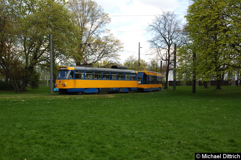 Bild: Triebwagen 2144 und Beiwagen 910 als Linie in der Wendeschleife Naunhofer Str.