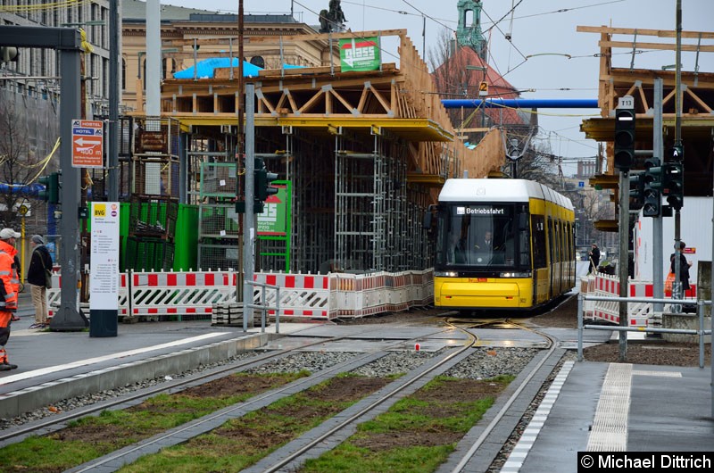 Bild: 9023 bei seiner Einweisungsfahrt in der zukünftigen Haltestelle Hauptbahnhof.