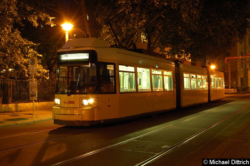 Bild: 1051 als Linie M1 in der Haltestelle Am Kupfergraben.