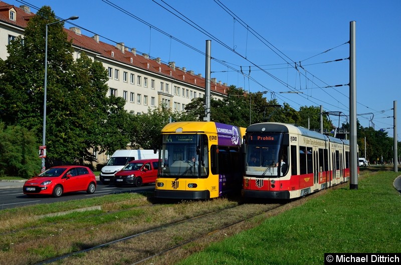 Bild: 2625 als Linie 1 begegnet 2588 als Linie 44 in der Grunaer Straße zwischen den Haltestellen Deutsches Hygiene-Museum und Pirnaischer Platz.