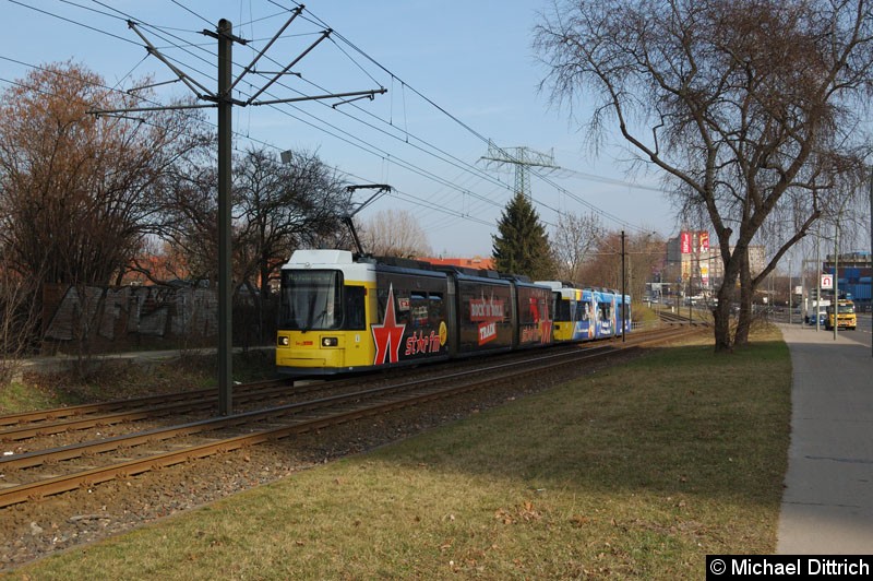 Bild: 1059 + 1066 als Linie M6 kurz vor der Haltestelle Landsberger Allee/Rhinstr.