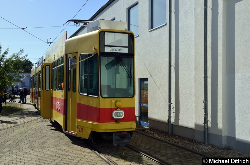 Bild: BLT Wagen 221 (Basel) auf dem Betriebshof. Wann mit einem Einsatz zu rechnen ist, konnte nicht gesagt werden.