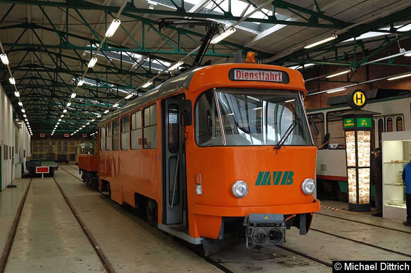 Bild: Arbeitswagen 756 mit Lore 765 in der Halle des Museumsbetriebshof Sudenburg.