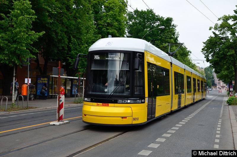 Bild: 9010 als Linie M5 bei der Ankunft an der Haltestelle Oberseestr.