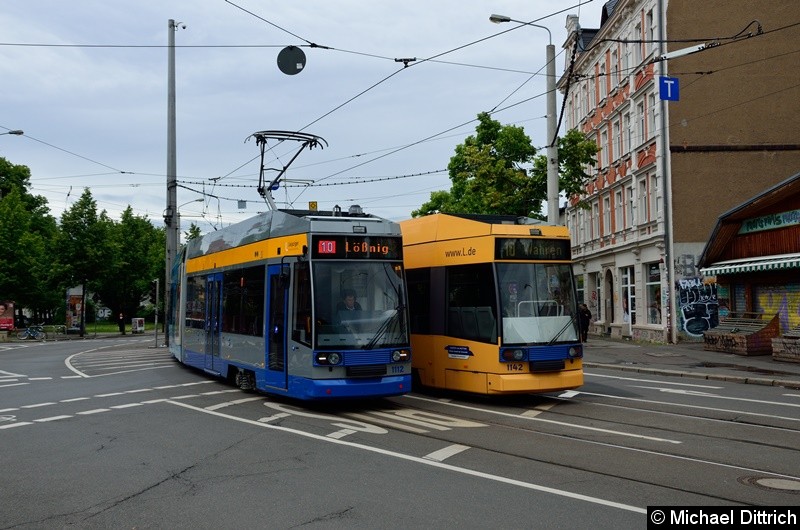 1112 begegnet dem 1142 als Linie 10 auf der Kreuzung Karl-Liebknecht-Str./Arno-Nitzsche-Str.