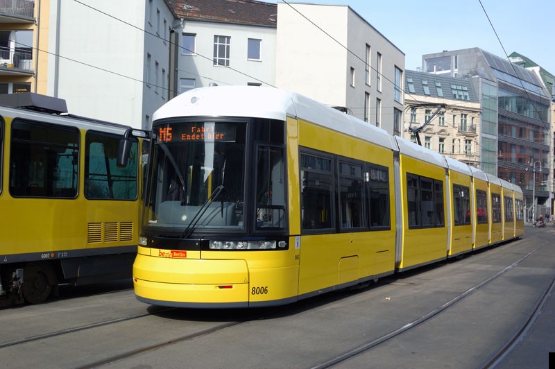 Bild: 8006 als Linie M5 in der Großen Präsidentenstr.