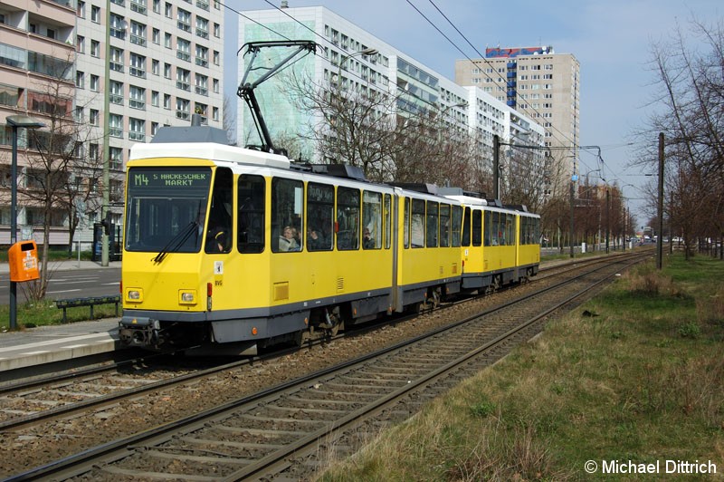 Bild: 7063 als Linie M4 an der Haltestelle Mollstraße/Otto-Braun-Straße.
