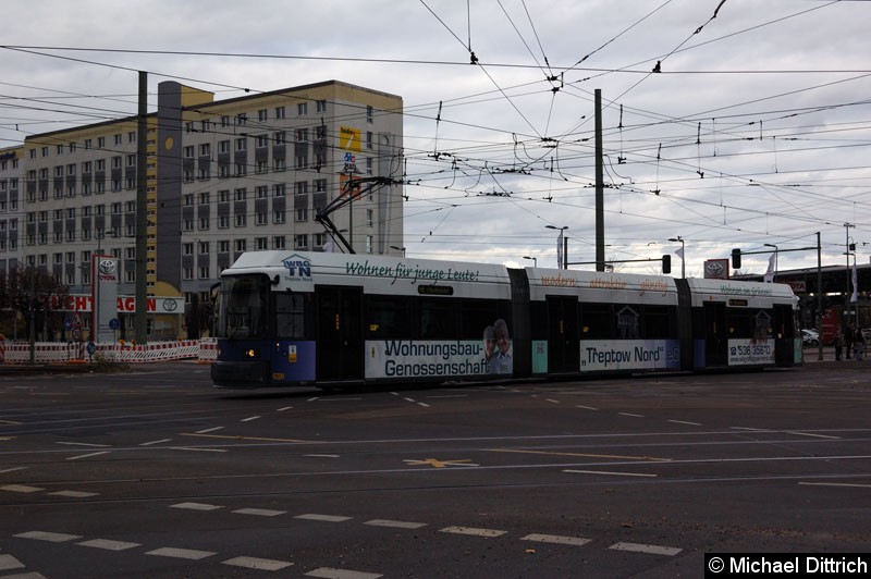 Bild: 2043 als Linie M8 auf der Kreuzung Allee der Kosmonauten/Rhinstr.