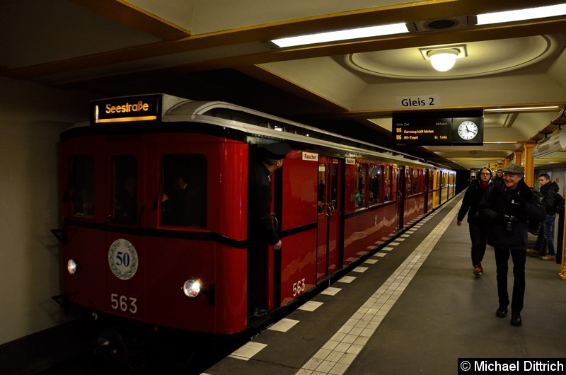 Bild: 563 als Sonderfahrt im Bahnhof Naturkundemuseum.