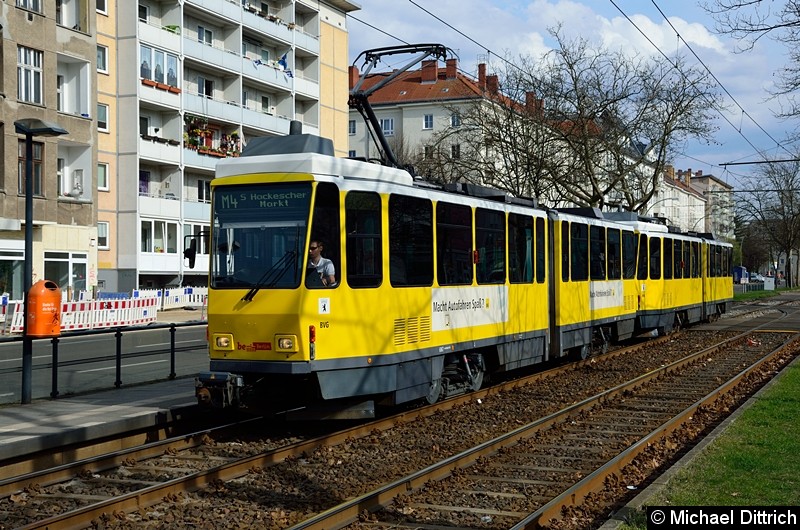 Bild: 6167 + 6079 als Linie M4 an der Haltestelle Arnswalder Platz.