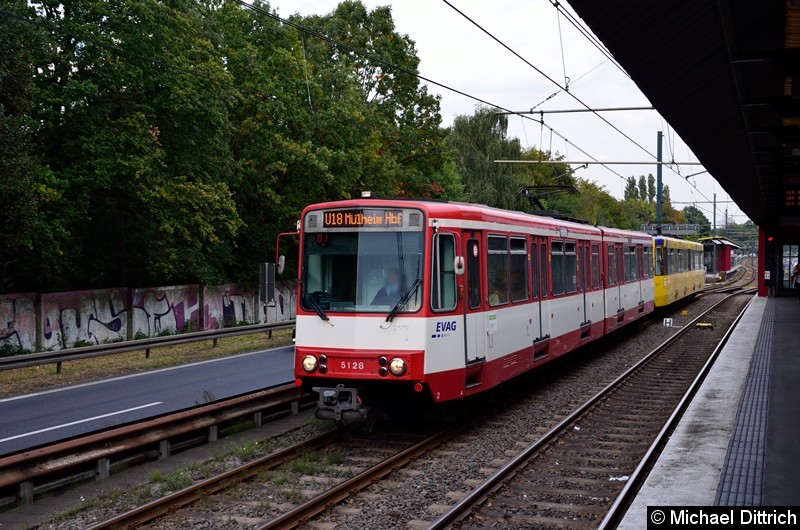 Bild: 5128 + 5106 als Linie U18 auf dem Weg nach Mülheim Hbf. kurz hinter der Haltestelle Rosendeller Straße.